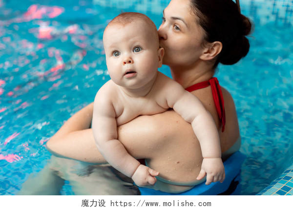 婴儿和母亲在泳池游泳亲子游泳婴幼儿游泳